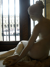 Une Belle Fille au Musee du Louvre