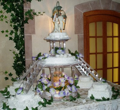 Unique Wedding Cake Pictures on Wedding Cakes Fountain   How About You Elegant And Unique Wedding