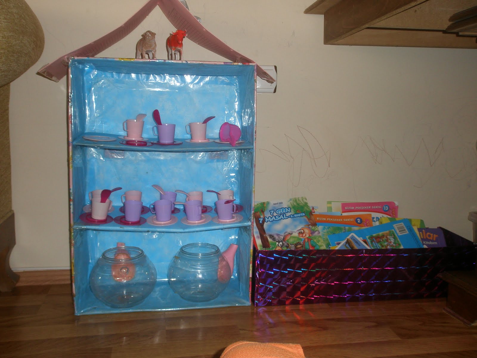 UĞUR BÖCEKLERİM KARTON KUTUDAN KİTAPLIK VE EV