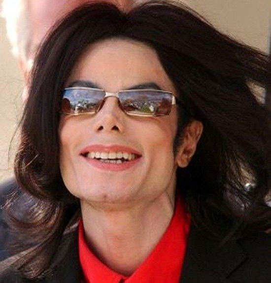 BEAUTIFUL-MICHAEL-michael-jackson-12462556-550-574.jpg