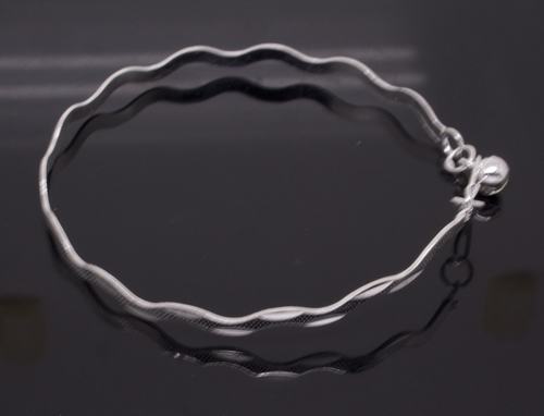 Silver pretty wavy bracelet