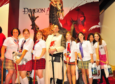 Dragon+Age+Fan+Girls+and+Mike+Laidlaw+PAX+2009.jpg
