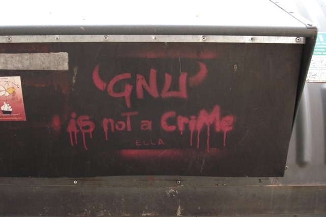 [gnu+is+not+a+crime.jpg]