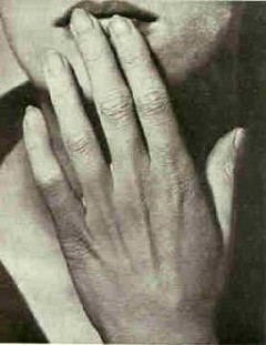 [medium_hands-on-lips-man-ray.jpg]