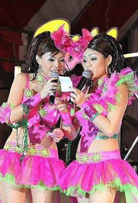 Babes in the City 宝贝姐妹 - Getai 歌台 was created to share with those who are interested in Getai 歌台 show around Singapore and to catch up on past performances.