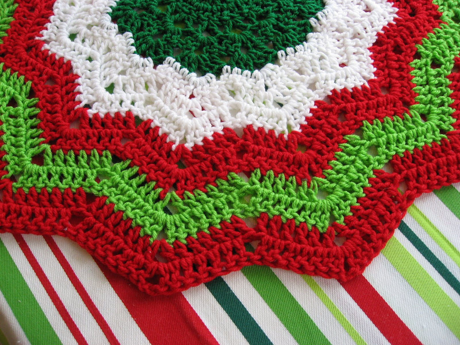 CROCHET CHRISTMAS TREE SKIRT PATTERN – Crochet Patterns