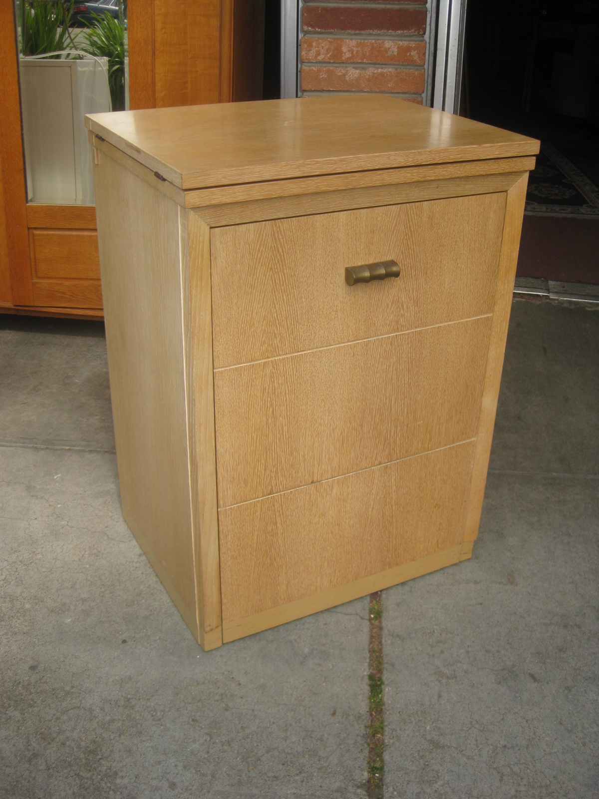 UHURU FURNITURE & COLLECTIBLES SOLD Universal Sewing Machine + 120