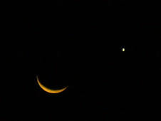La luna le coquetea a Venus
