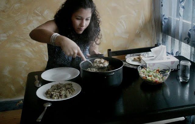 رزان تأكل طبق فلسطيني مشهور- المجدرة- ( ايناس بنورة) 