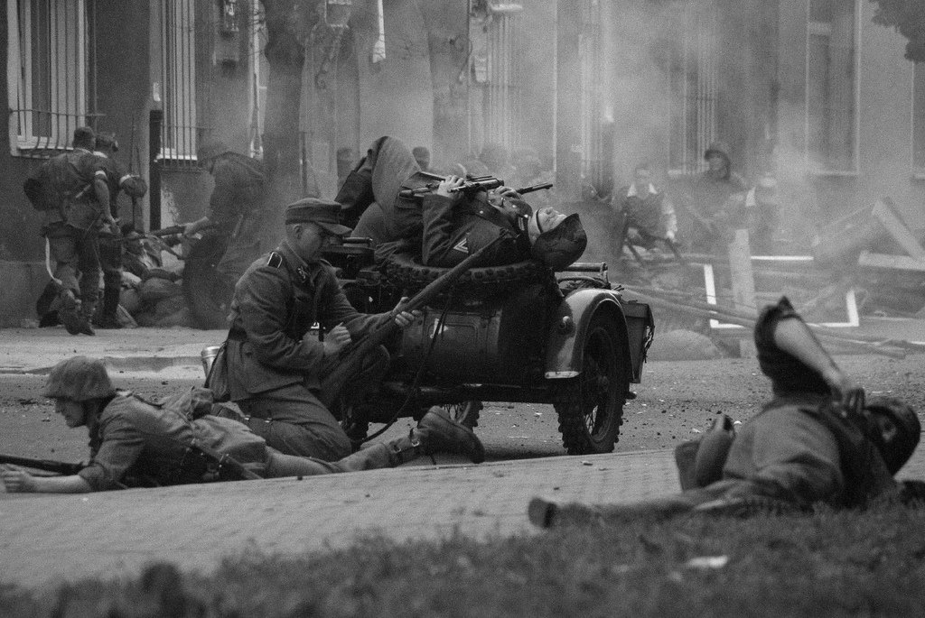 [reenactment+of+the+1944+WWII+Warsaw.jpg]