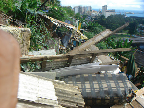 Muitos moradores não tem para onde ir e pernanecem no local