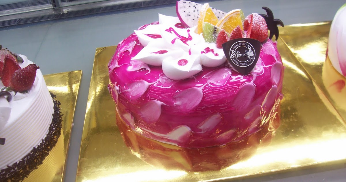 dragonflyinteriors Vietnamese cakes featuring the Dragon fruit!