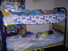 Mis hijos dormilones...arriba que hay que ir a clases..!!