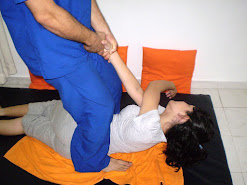 44.TORSIÓN DE COLUMNA, Levantar el brazo inferior del receptor por debajo del superior y sujetar