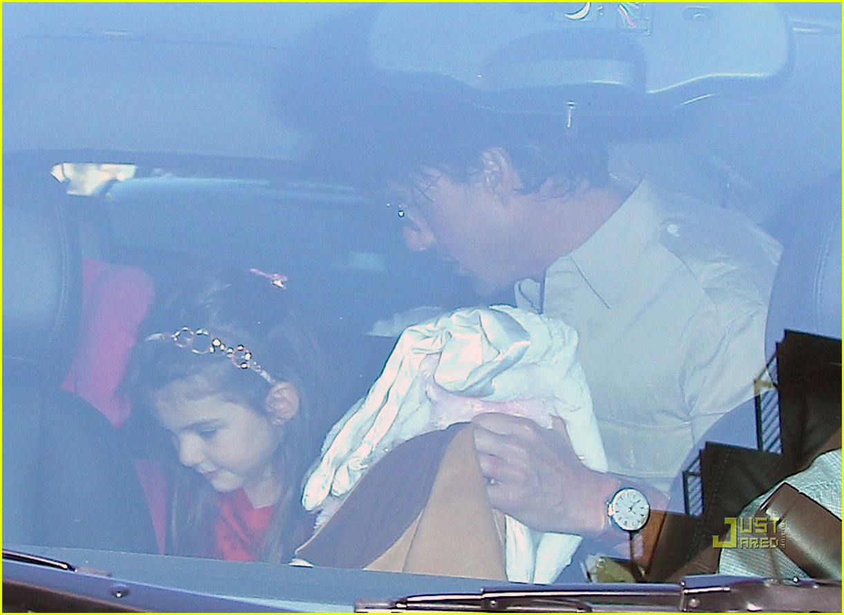 http://1.bp.blogspot.com/_iaWvO7Ov4MY/TPnmxyjeIMI/AAAAAAAABho/5uarXCNDI6A/s1600/tom-cruise-katie-holmes-suri-see-a-show-nyc-09.jpg