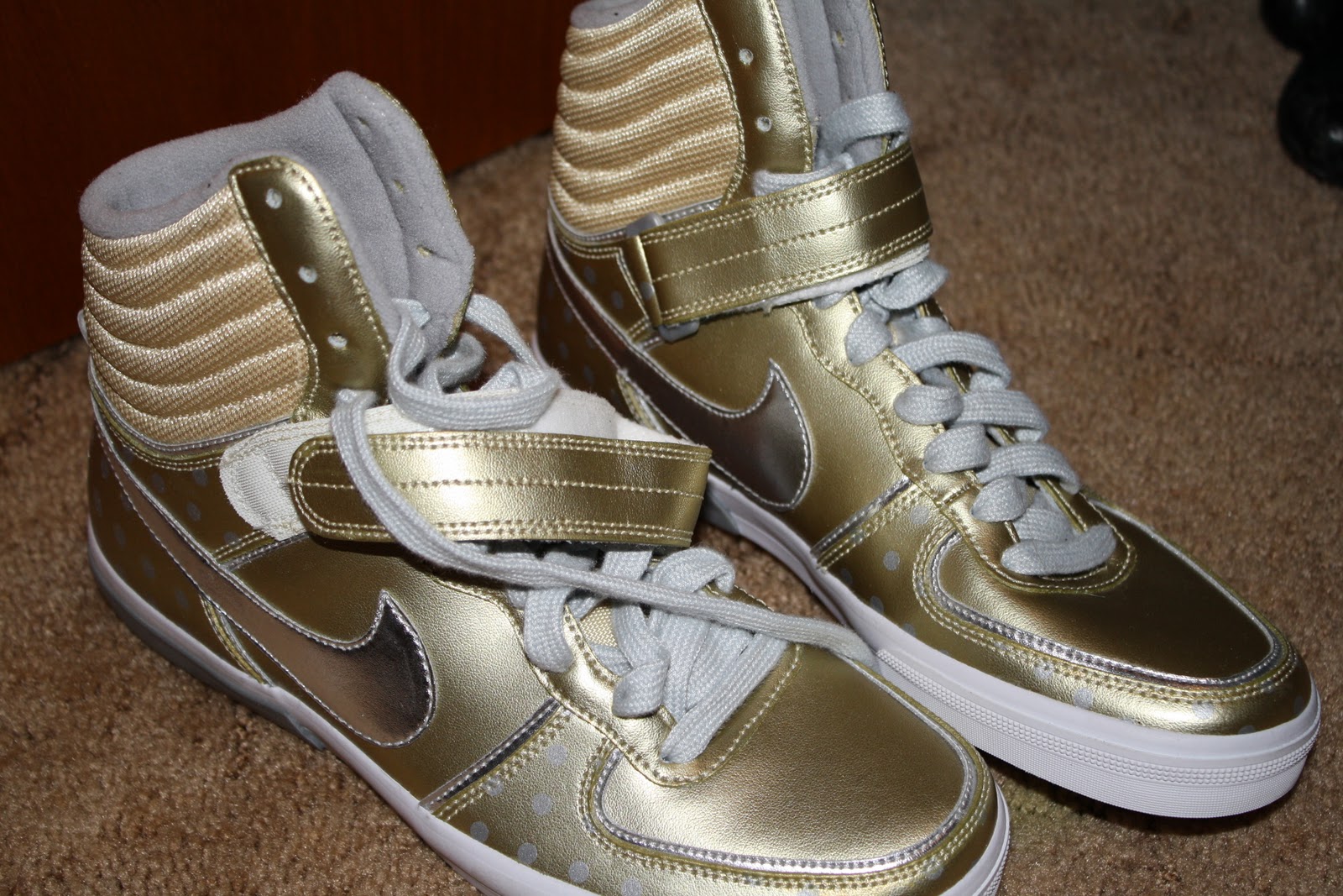 gold nikes mens