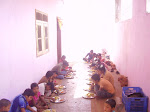 खाना खाते हुए बच्चे