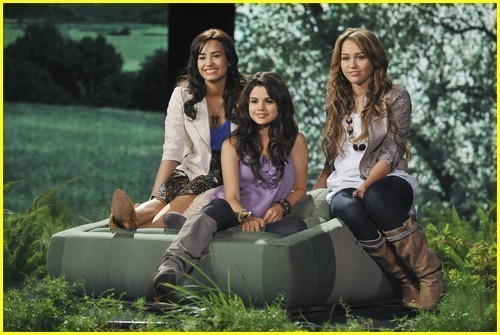 miley-demi-and-selena-demi-l-miley-c-and-selena-g-6579513-500-335.jpg