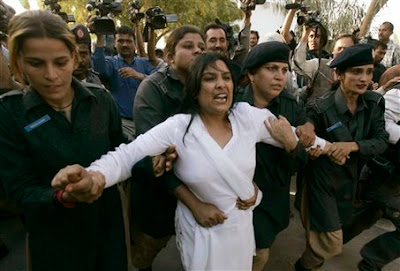 Pakistani Girls on Indian Girls  Pakistani Girls  Pakistani Women Police Stoping Picture
