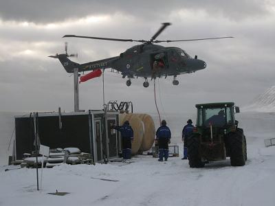 Hektisk aktivitet på "Hopen Heliport"