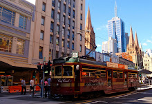 Le tramway et à l'arrière la cathédrale St-Paul