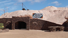 L'entrée d'une mine en plein centre-ville de Coober Pedy