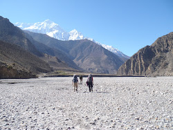 Marche dans la riviere Kali Gandaki a sec