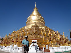 Réal devant le stupa d'Ananda à Bagan