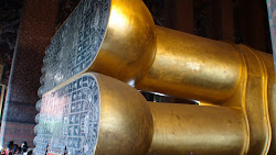 Pieds incrustés des 108 caractéristiques du Bouddha