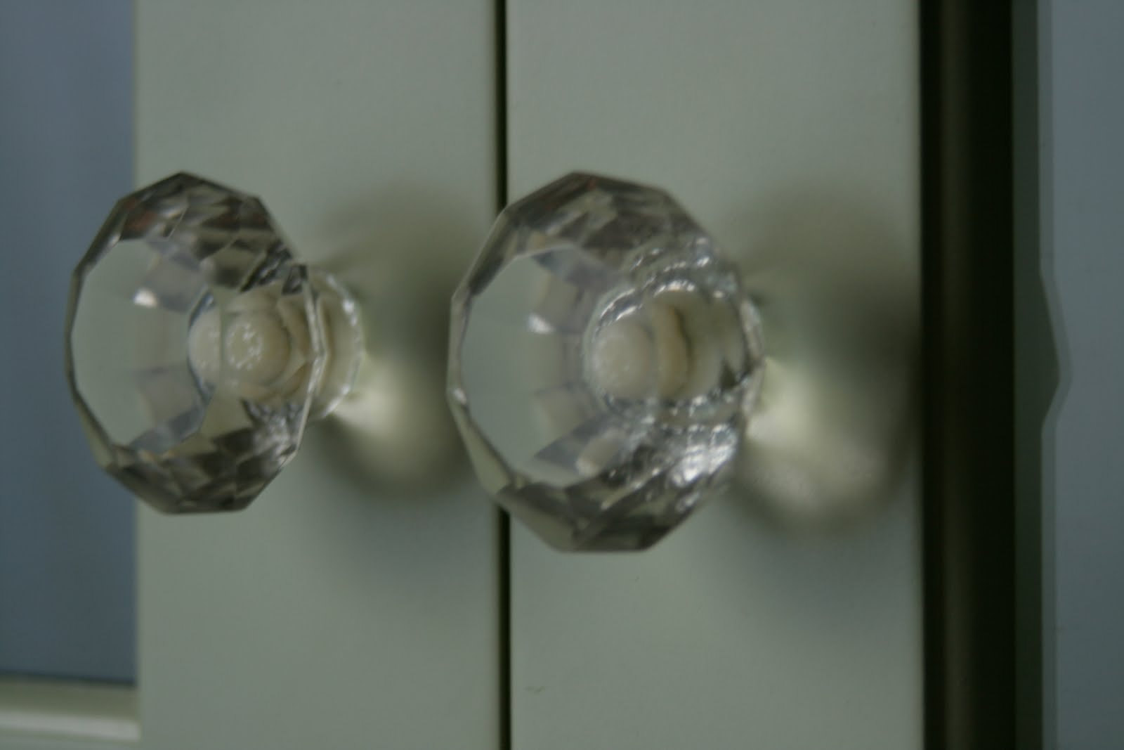 Kitchen cabinets antique white White Kitchen Knobs and Pulls for Cabinets