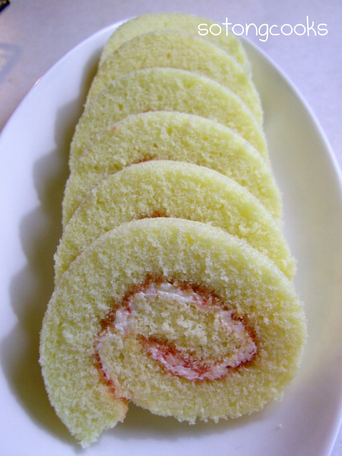 Sotong Cooks Cooking it my way! Vanilla Swiss Roll