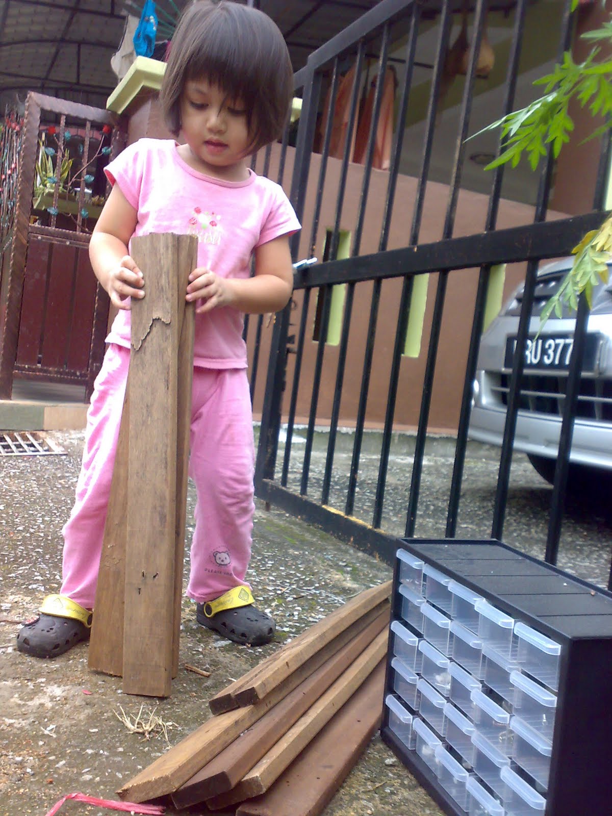 ++ kEbUn pApA AiNa ++: Dekorasi Baru D.I.Y : Pagar Kayu