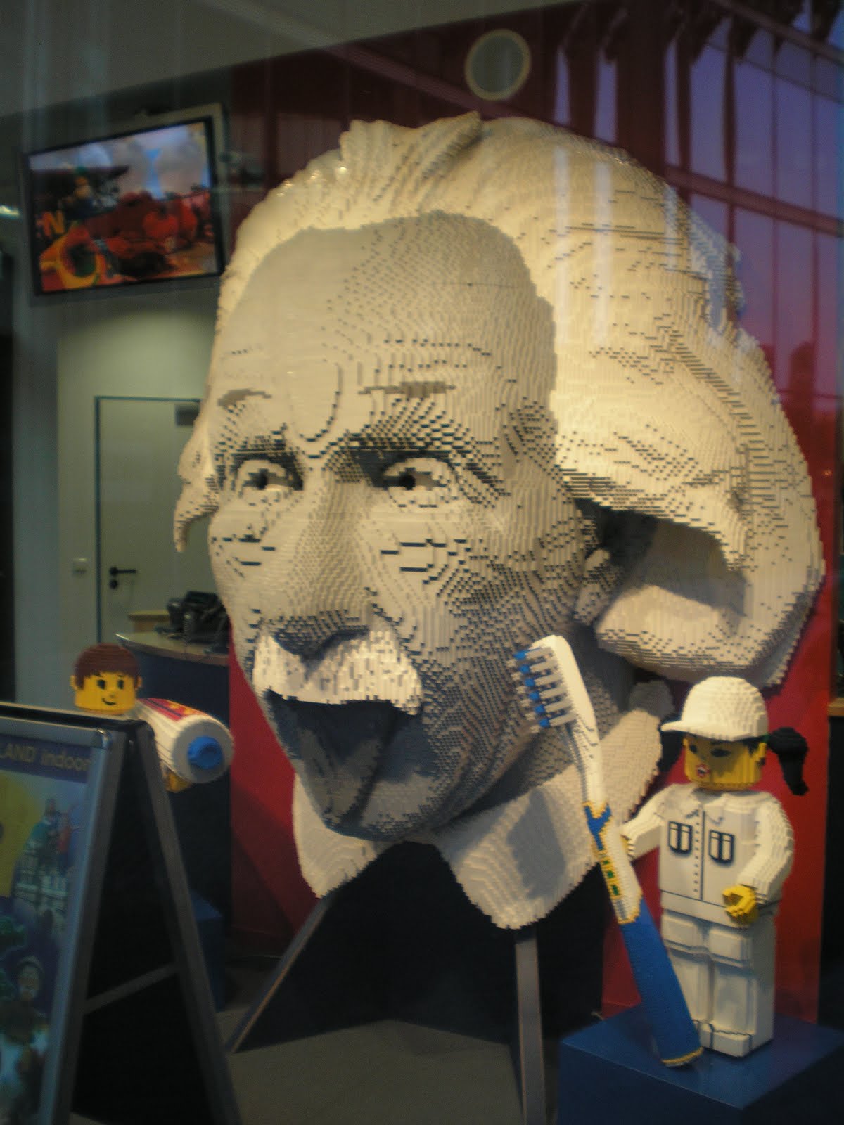 [Einstein-LEGO.jpg]