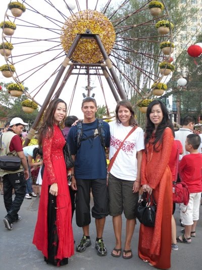 DES JEUNES FEMMES EN TENUE TRADITIONNELLE - C EST AYMERIC QUI A INSISTE !