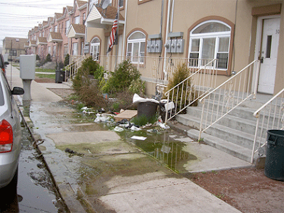 Lost in the Ozone...: In Far Rockaway, Pretty Beach Meets Housing Bust