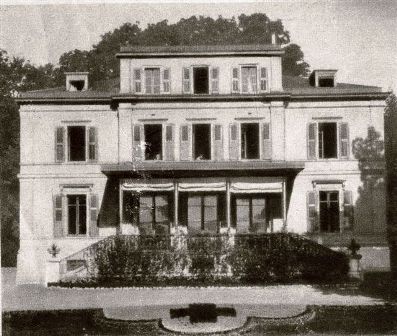 La villa Moynier avec un parterre aux couleurs de la Croix Rouge