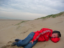 Tun slaapt op het zand