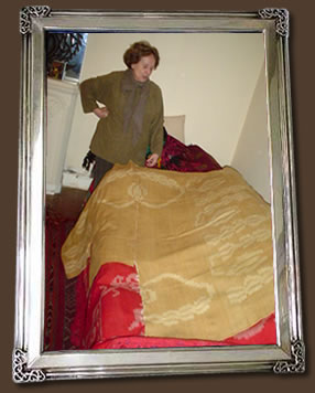 Viendo un tejido atado antiguo en lo de la Sra. Ruth Corcuera / foto 2007