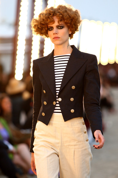 [Chanel+Cruise+2010+Fashion+Show+RrzbE6pPpXFl.jpg]