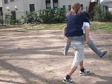 Anna y Emis a caballito.