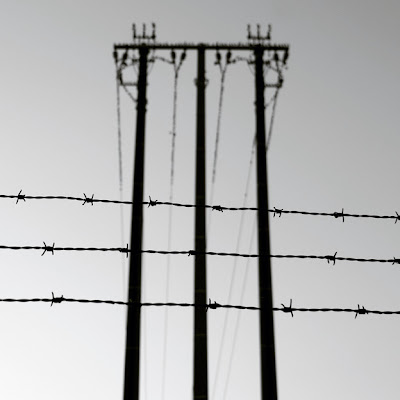 pylone et fil de fer barbelé, photo © dominique houcmant