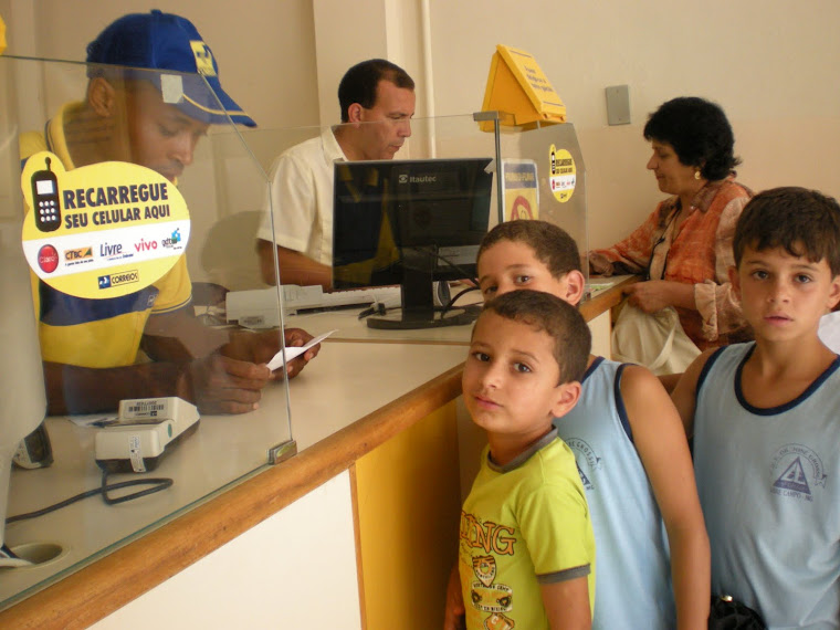 colocando carta no correio