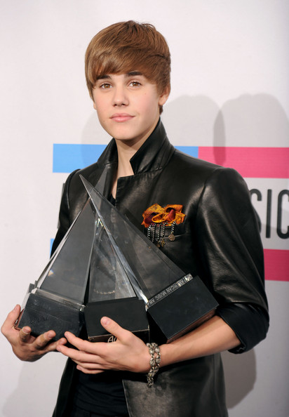 justin bieber new haircut november 2010. Justin Bieber Looking Hot