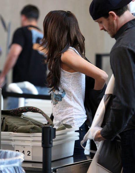 selena gomez without makeup lax. Selena Gomez Catching A Flight