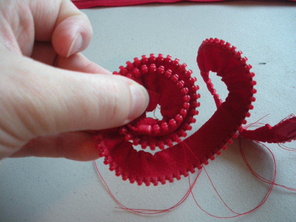 The Paisley Plum zipper flower tutorial