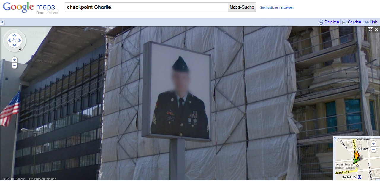 Ein Screenshot von Google Street View, das Checkpoint Charlie in Berlin zeigt.