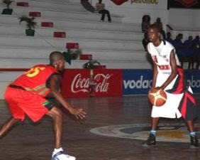 Basquetebol/Angola: Petro aumenta vantagem sobre D'Agosto - Basquetebol -  SAPO Desporto