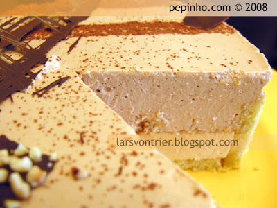 Tarta de mousse de caramelo y turrón con praline