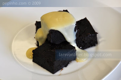 Pastel de chocolate al ron con crema de chocolate blanco y Gran Marnier
