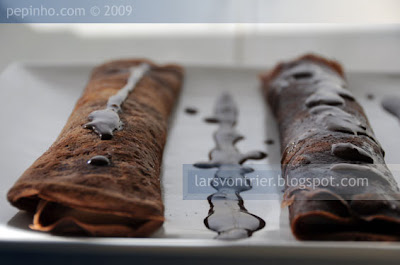 Filloas de chocolate con nata y salsa de chocolate